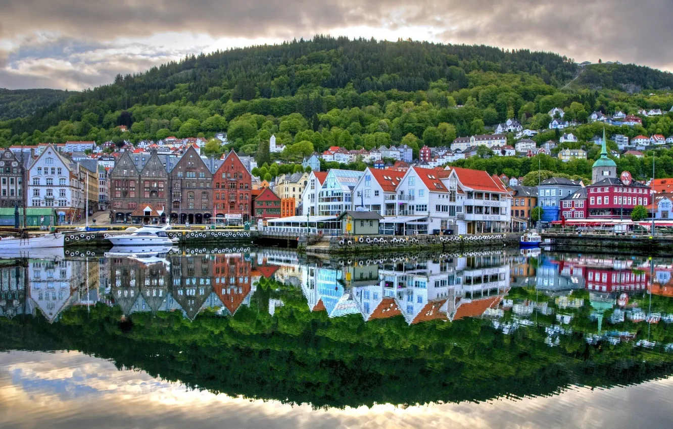 Photo wallpaper the city, reflection, river, home, pier, boats, street, Norway