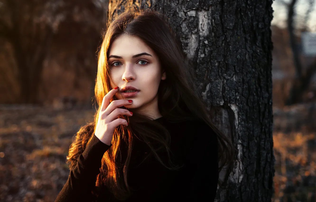 Photo wallpaper look, girl, the sun, trees, face, portrait, hands, makeup