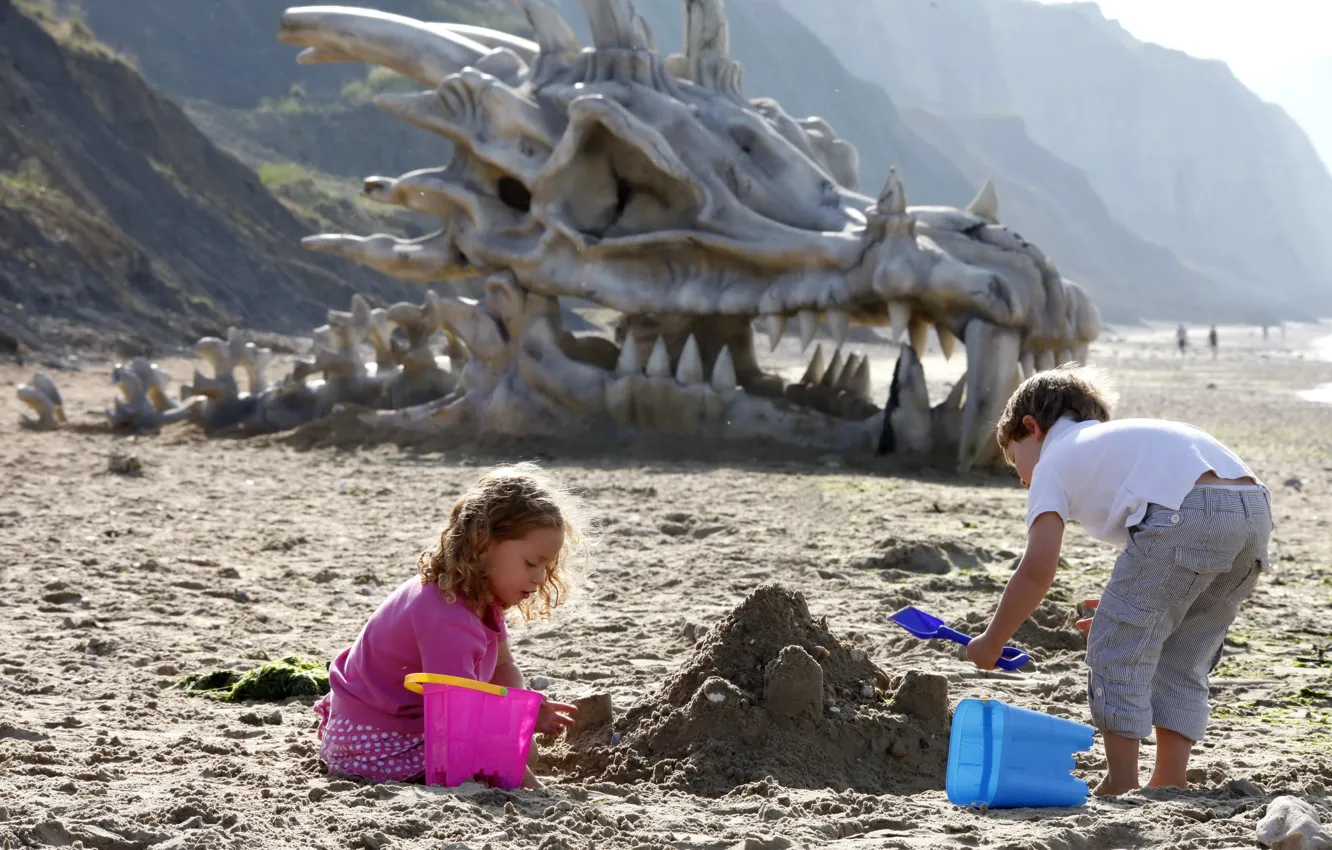 Photo wallpaper sand, children, Dragon Skull