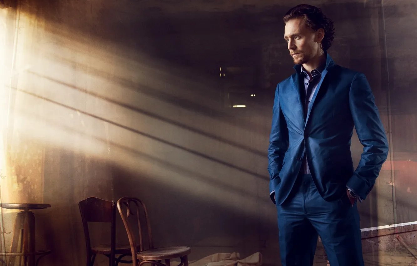 Photo wallpaper blue, chairs, costume, actor, male, Tom Hiddleston, Tom Hiddleston