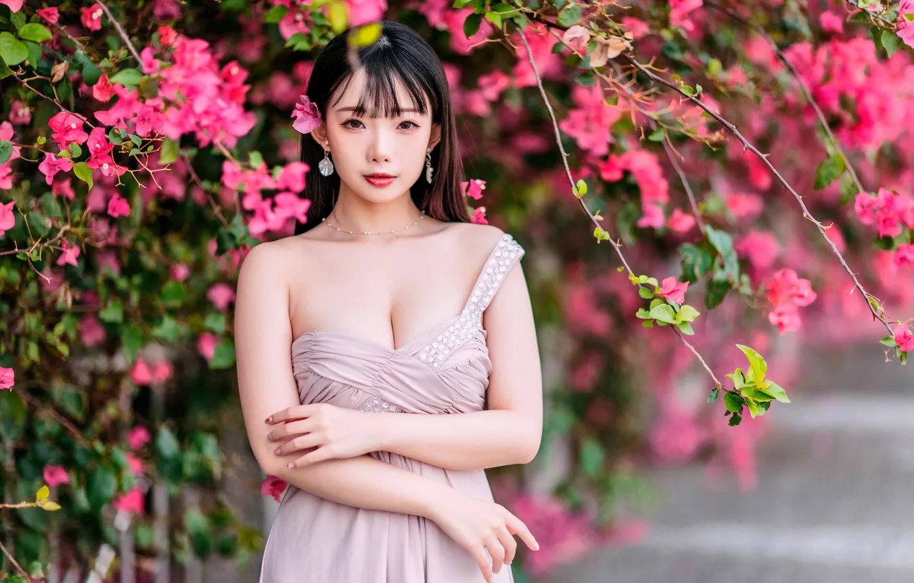 Photo wallpaper look, flowers, branches, model, portrait, hands, makeup, figure