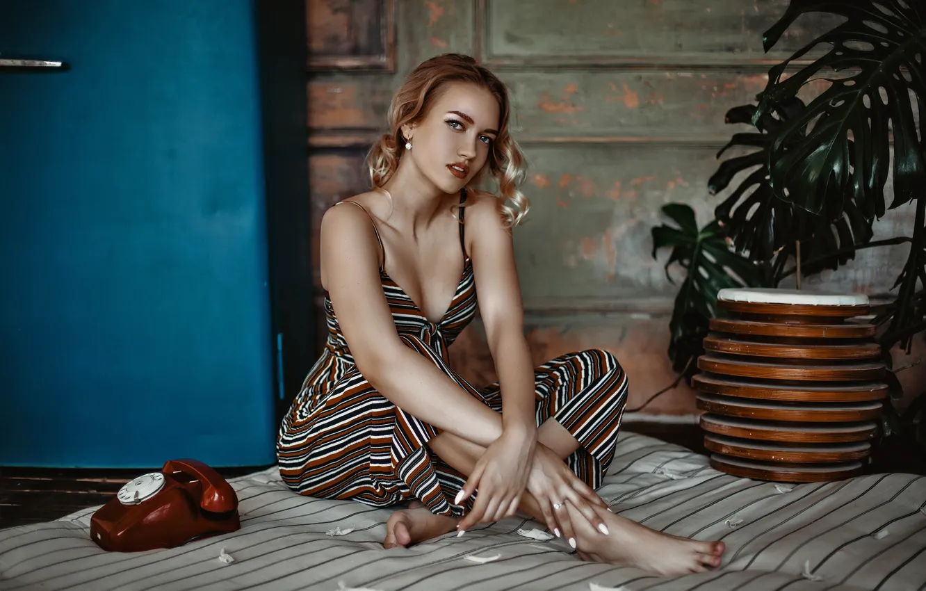 Photo wallpaper look, girl, pose, palm trees, phone, Valeria Taylor