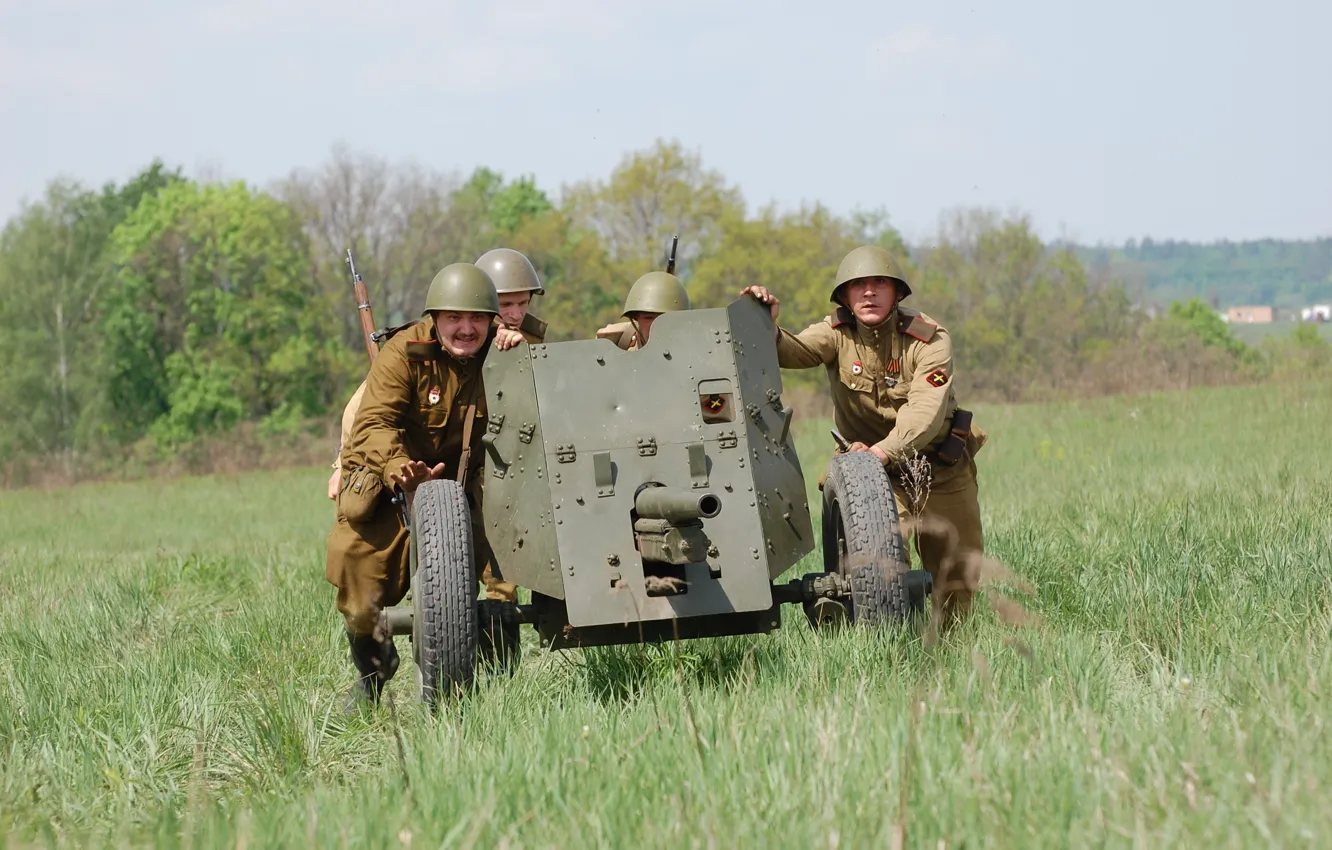 Photo wallpaper field, grass, people, gun, Soviet, calculation, anti-tank, 45 mm