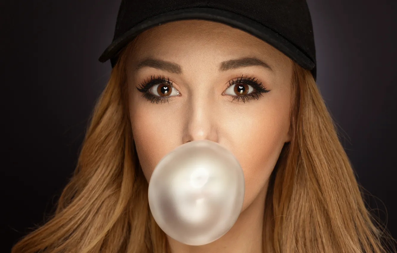 Photo wallpaper eyes, look, girl, face, chewing gum