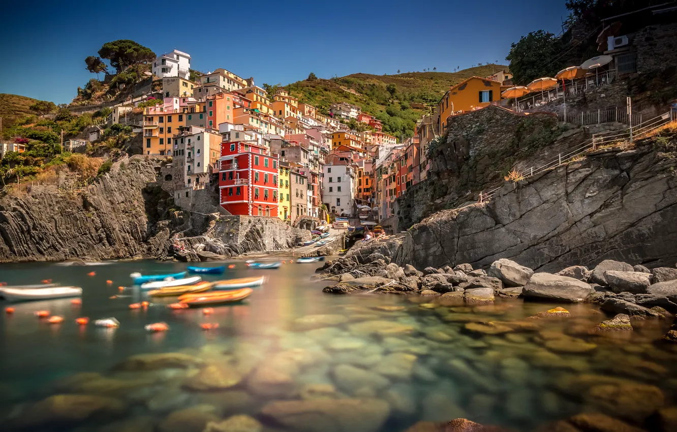 Photo wallpaper the sky, rocks, home, Bay, boats, Italy, Riomaggiore, Cinque Terre
