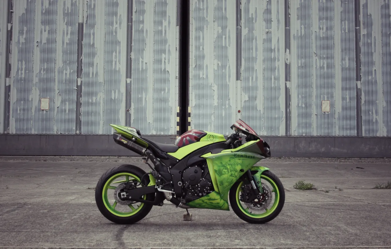 Photo wallpaper wall, green, the building, motorcycle, profile, yamaha, bike, Yamaha