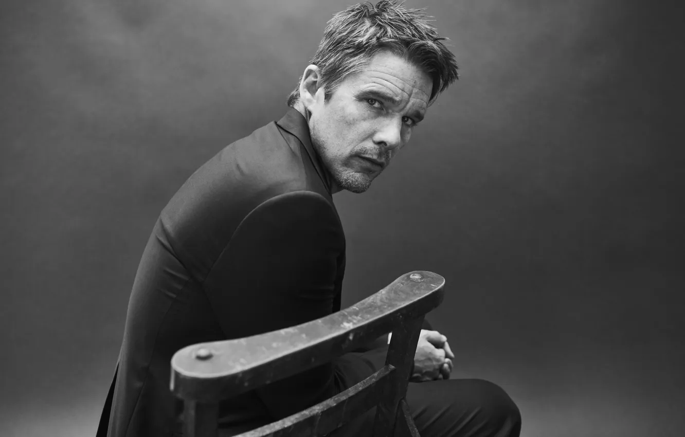 Photo wallpaper photo, chair, costume, actor, black and white, Port, Ethan Hawke, Ethan Hawke