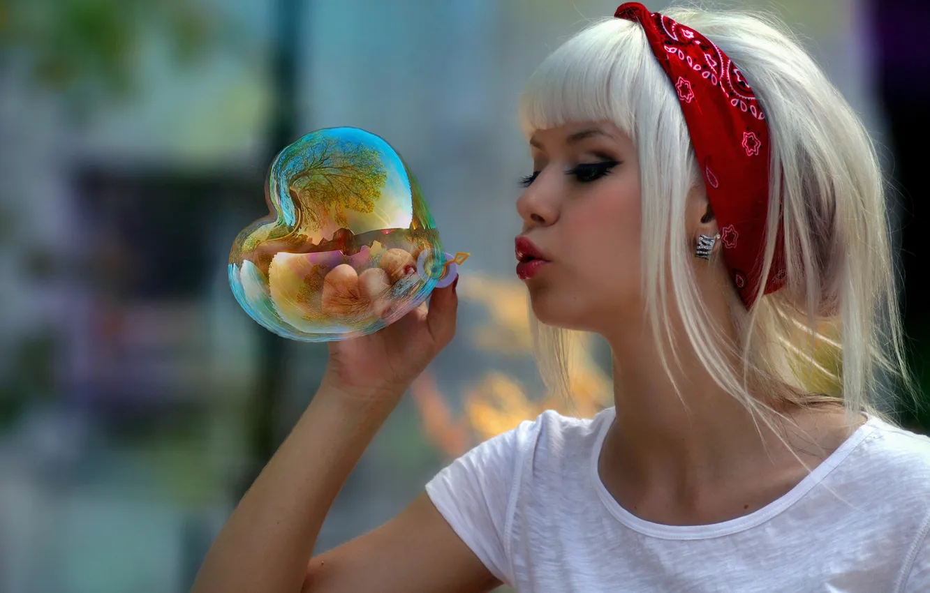 Photo wallpaper girl, face, t-shirt, blonde, girl, soap, blonde, heart.