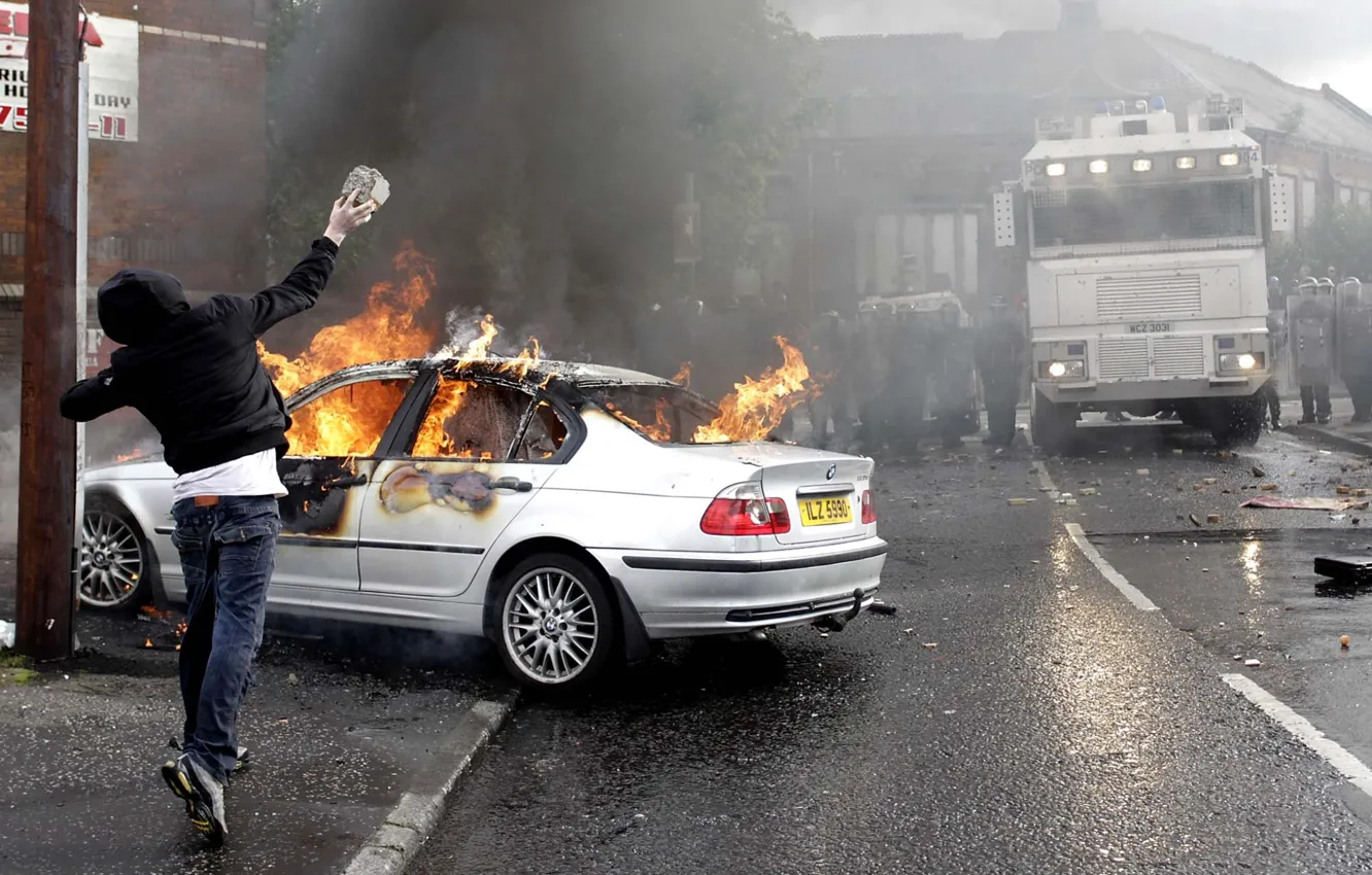 Photo wallpaper situation, fire, stone, police, BMW, truck, guy, burns
