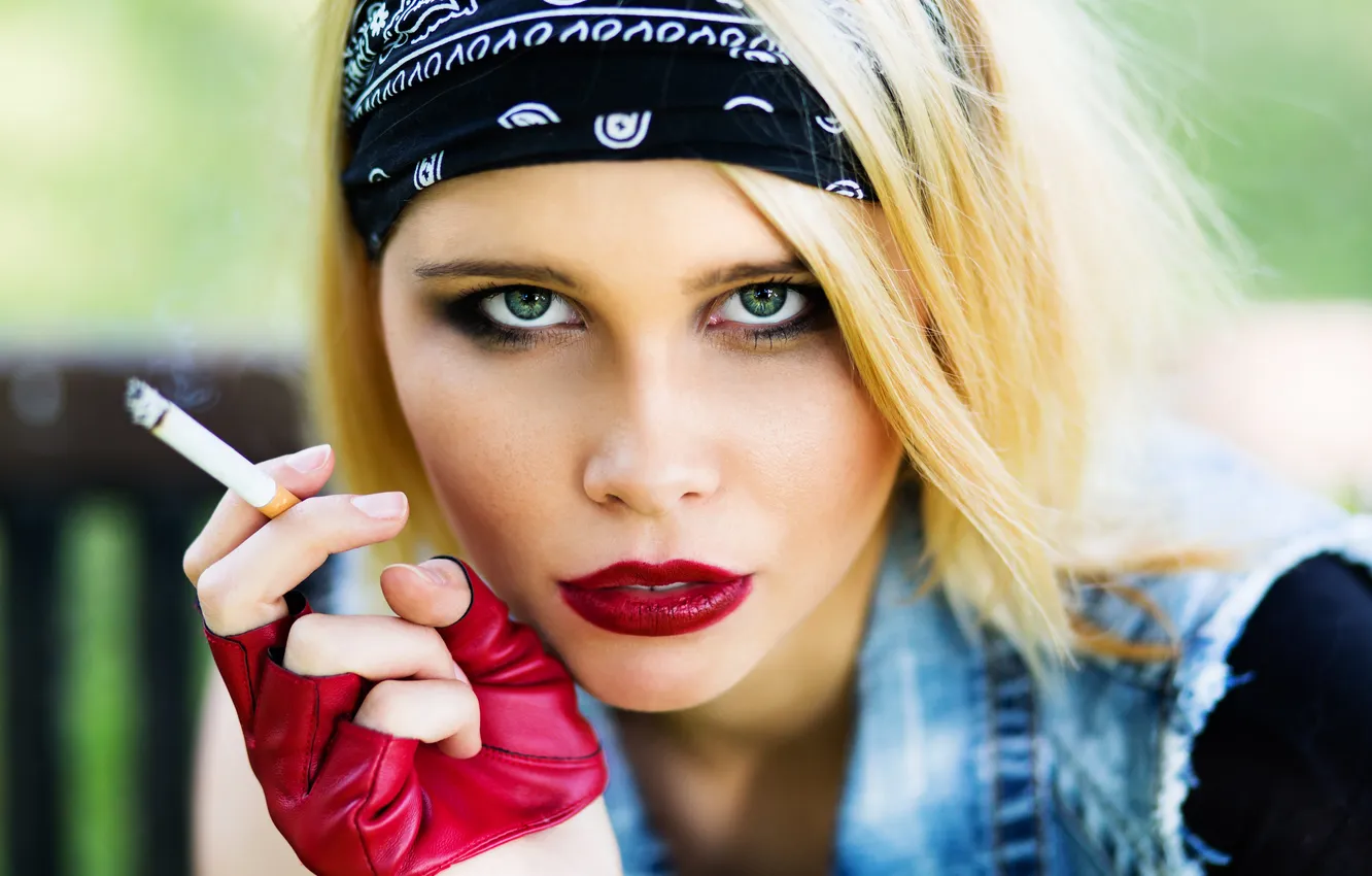 Photo wallpaper girl, face, cigarette