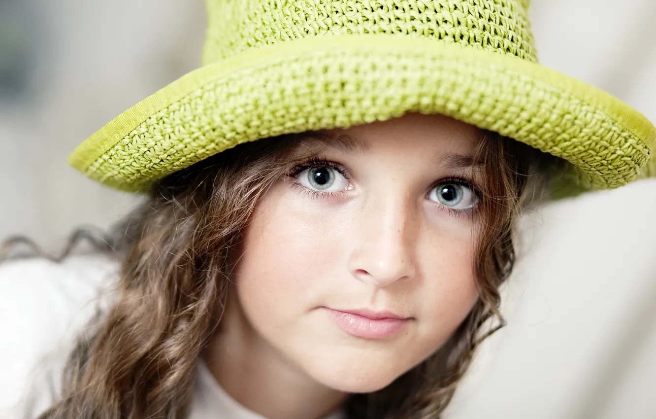 Photo wallpaper eyes, look, face, hair, portrait, hat, lips, wavy