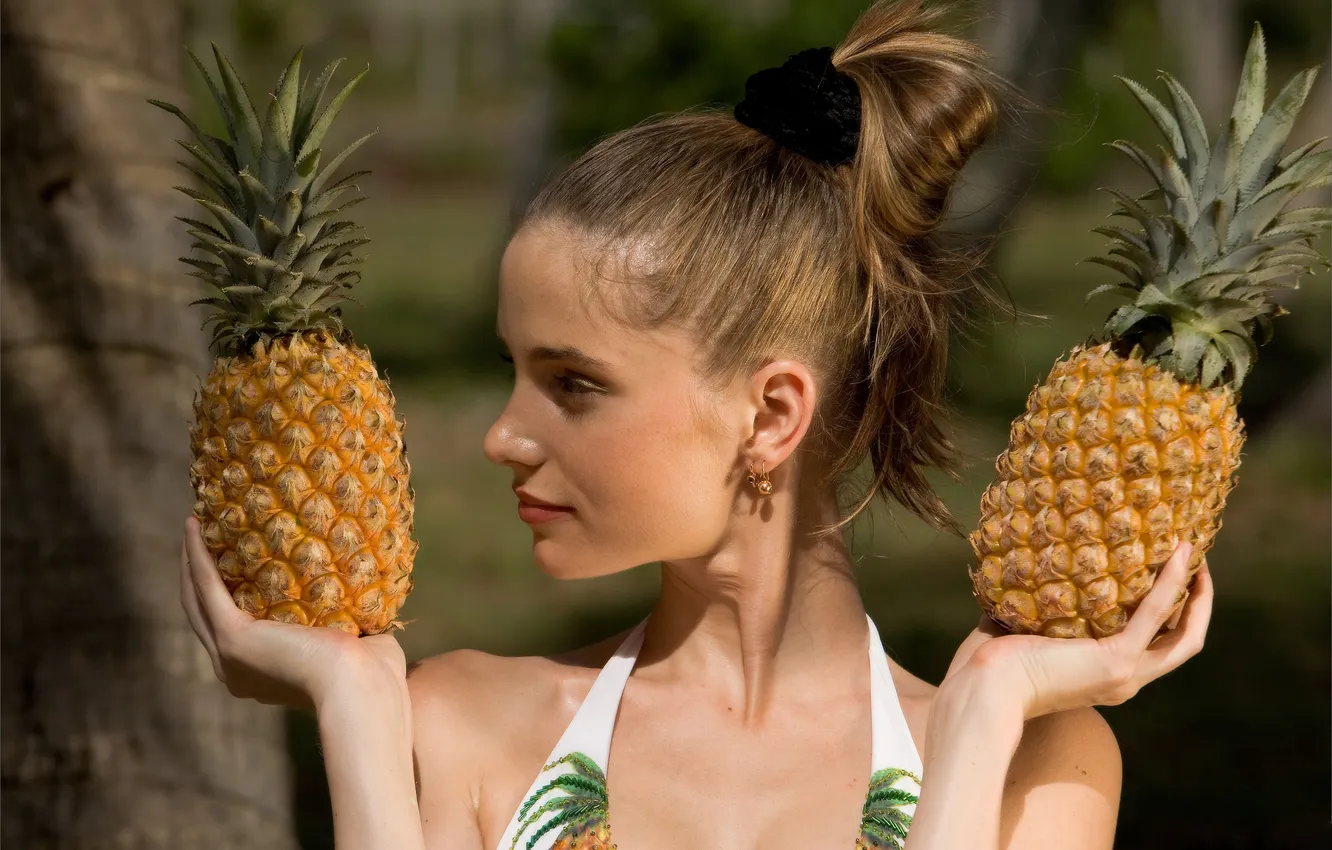 Photo wallpaper girl, pineapple, choice