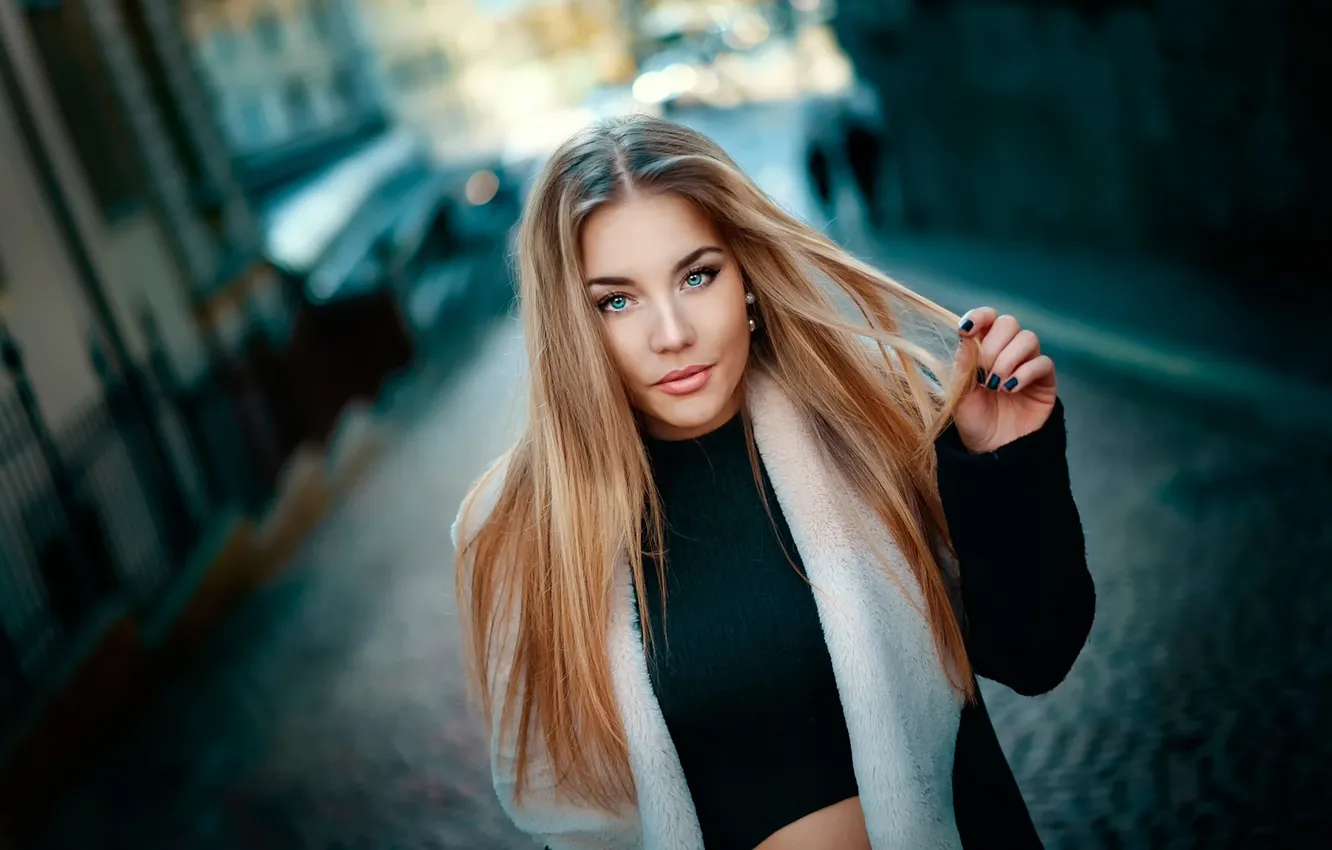 Photo wallpaper look, makeup, sponge, manicure