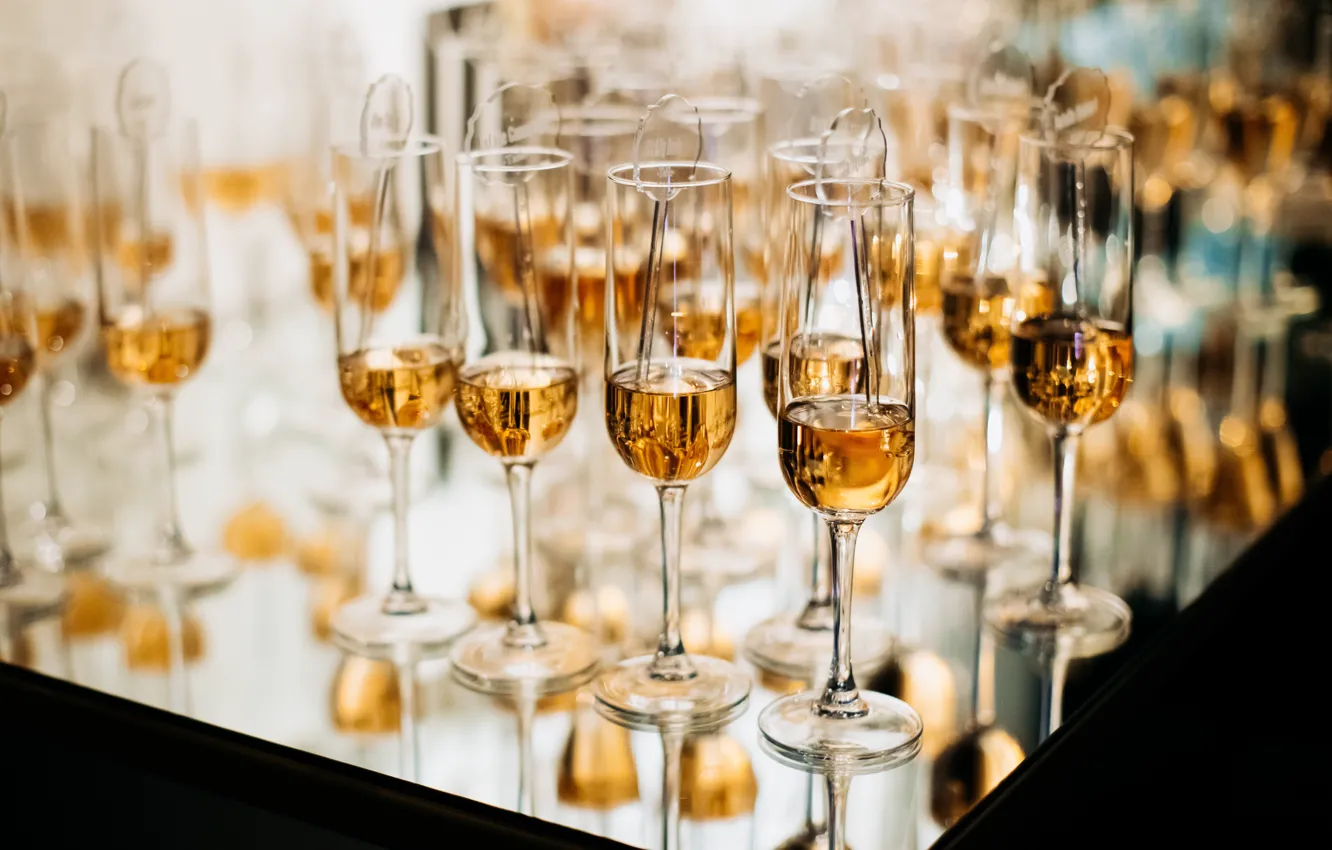 Photo wallpaper glass, light, reflection, table, wine, glass, mirror, black background