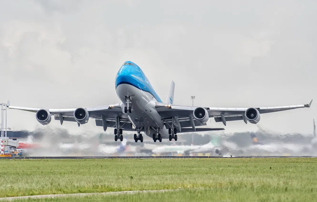 Photo wallpaper Grass, The plane, Airport, Boeing, The rise, WFP, Airliner, Boeing 747