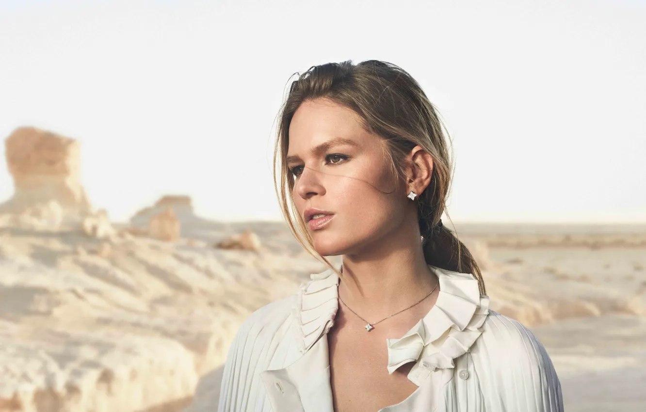 Photo wallpaper girl, hair, earrings, pendant, Louis Vuitton, A collection of exquisite jewelry, LV Diamonds, Fine Jewelry …