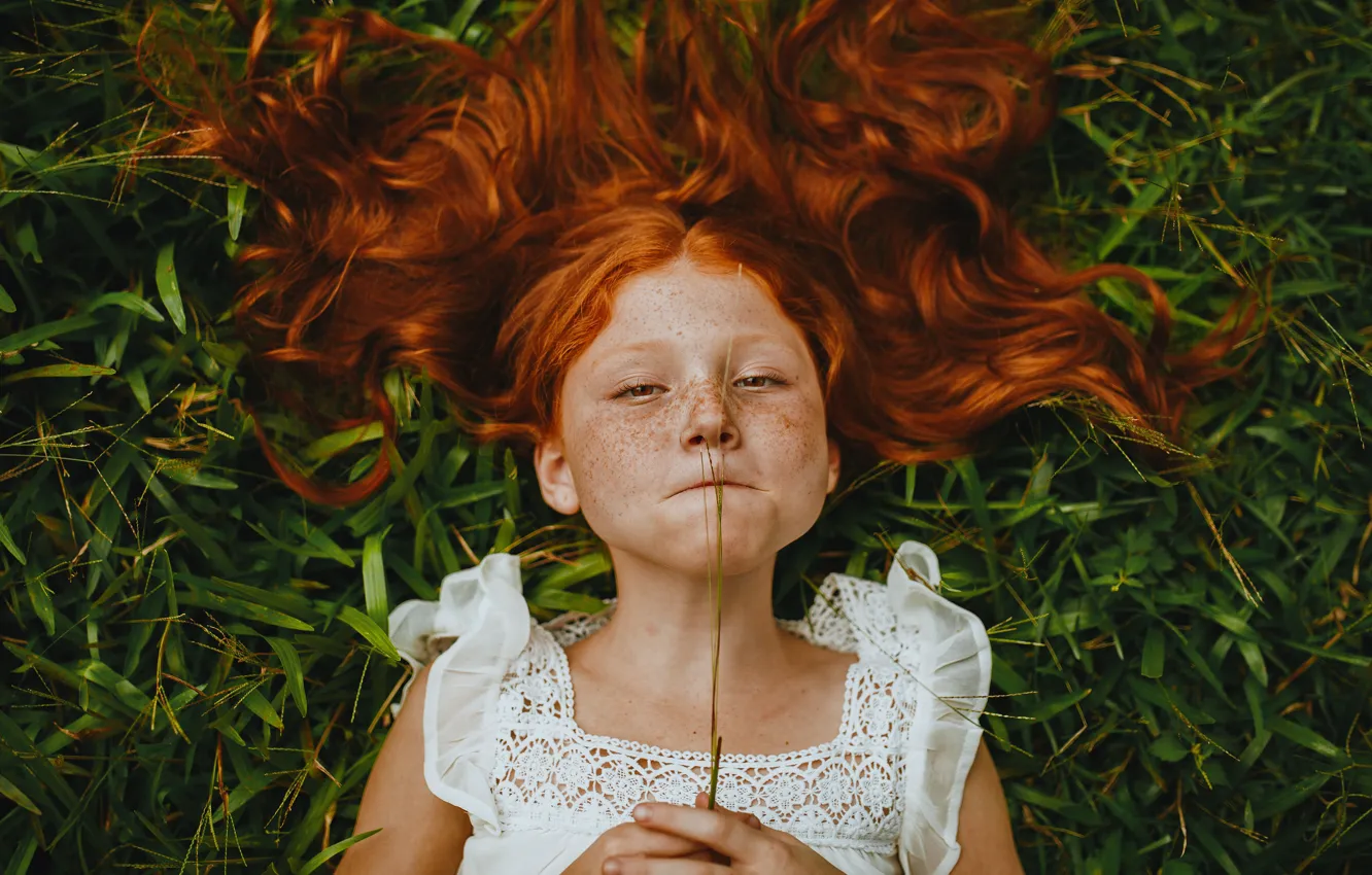 Photo wallpaper look, green grass, positive, freckles, the view from the top, look, green grass, positive
