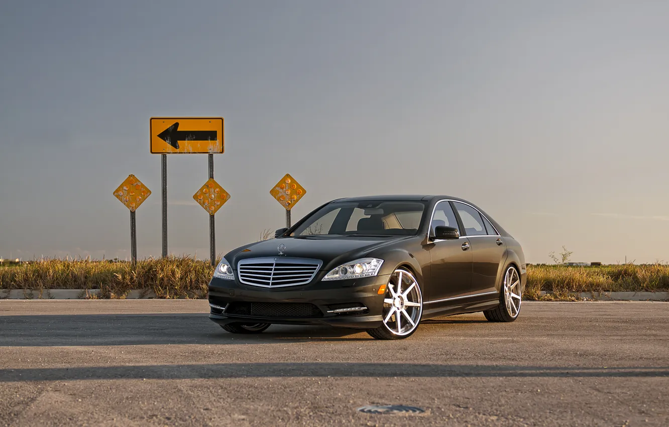 Photo wallpaper the sky, black, Mercedes-Benz, black, road sign, S550, the front part, Mercedes Benz