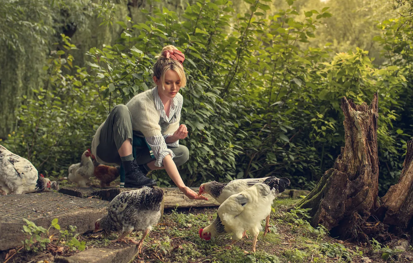 Photo wallpaper girl, Carla, chickens