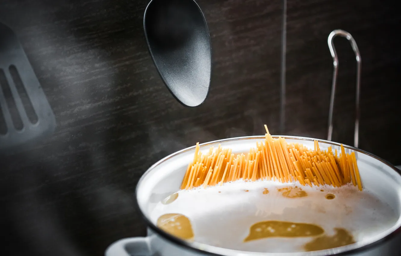 Photo wallpaper hot, water, pasta, noodles, plastic spoon