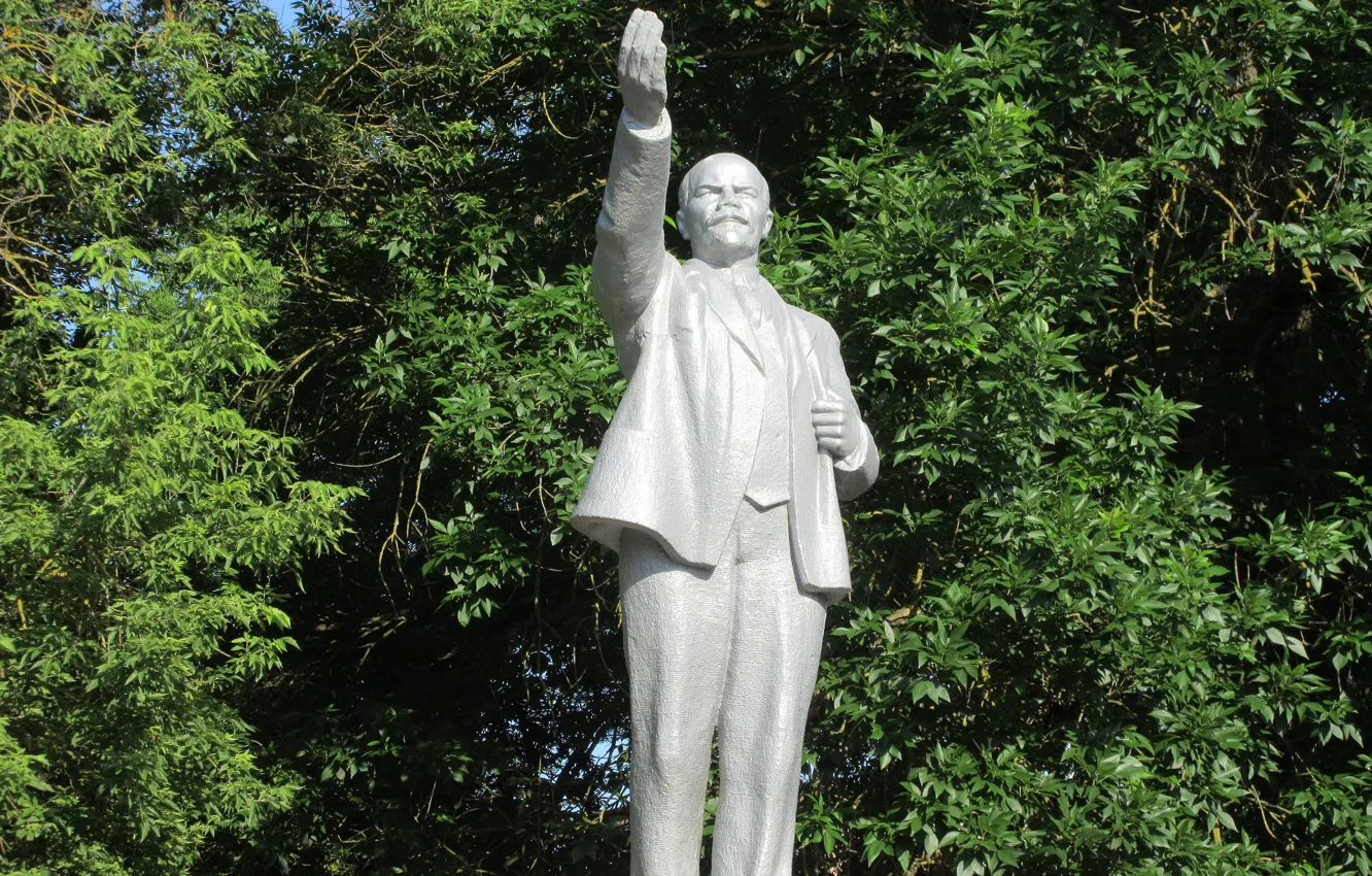Photo wallpaper trees, monument, statue, Lenin