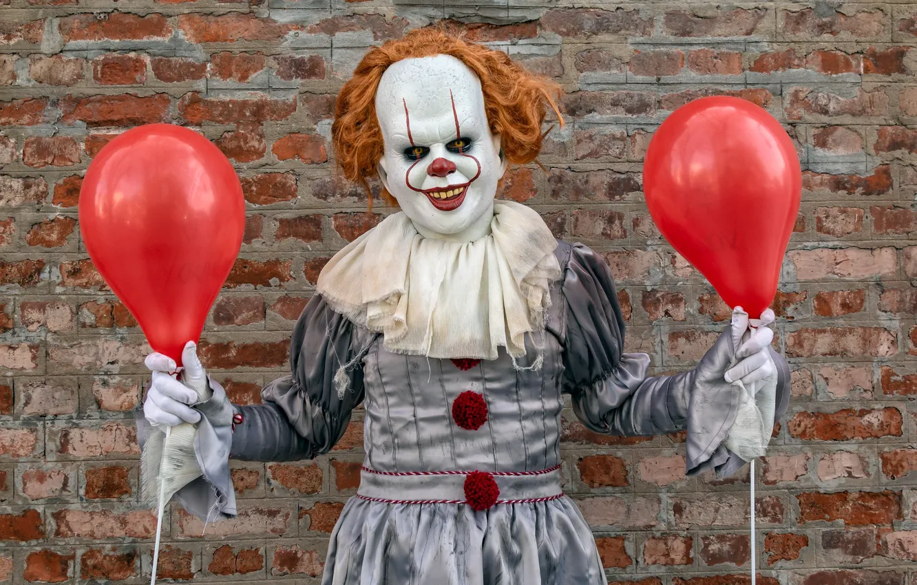 Clowns balloons. Шары с клоуном. Клоун на шаре. Маска клоуна шарик. Клоун с шаром.