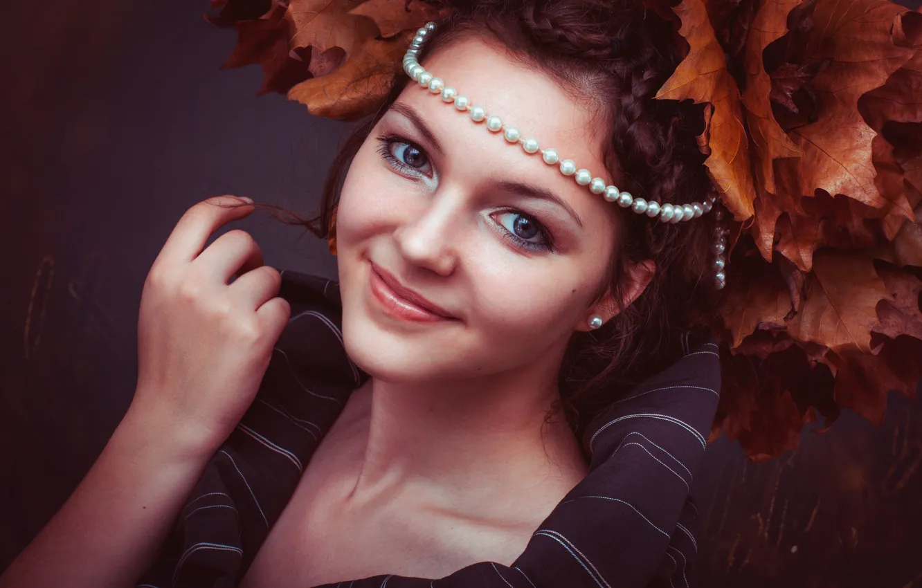 Photo wallpaper autumn, leaves, girl, decoration, face, smile, necklace, brunette