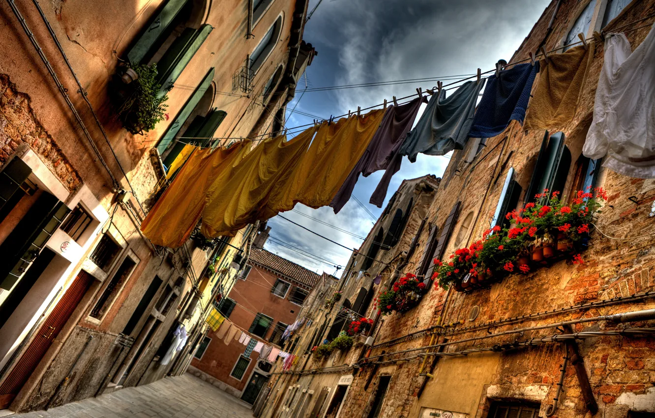 Photo wallpaper the city, building, home, Italy, linen, flowers, pots, Italy