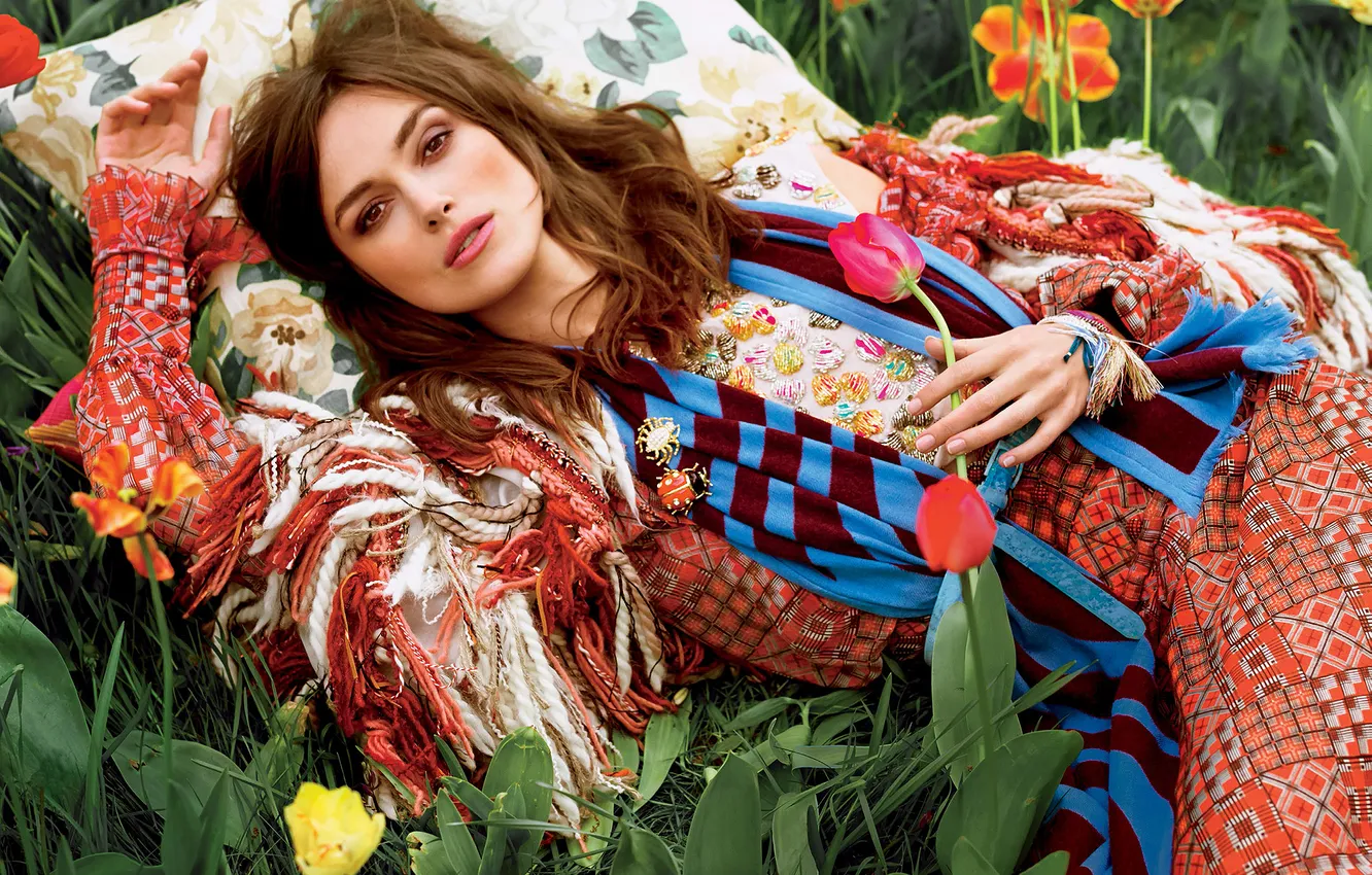 Photo wallpaper flowers, model, pillow, makeup, dress, actress, hairstyle, outfit