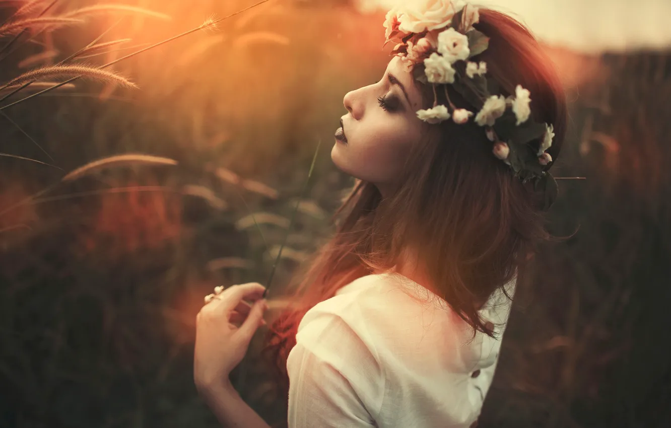 Photo wallpaper girl, glare, lighting, profile, wreath