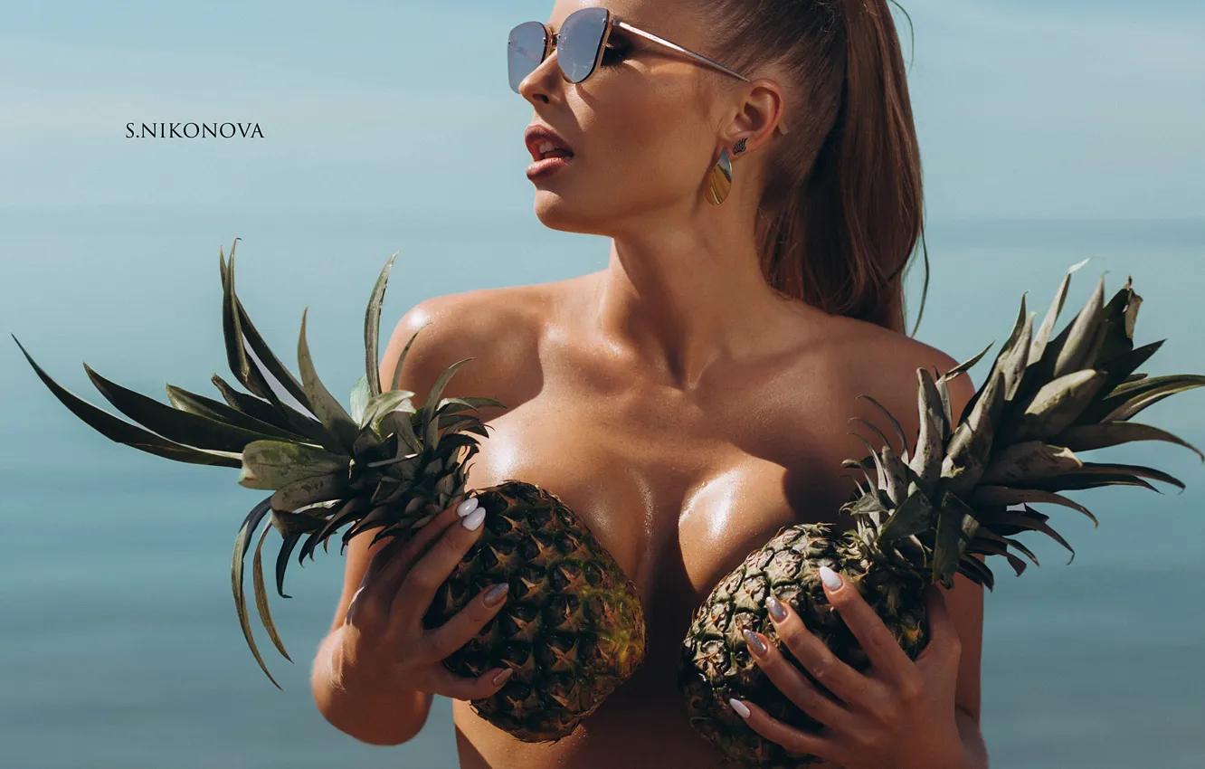 Photo wallpaper girl, hands, glasses, manicure, pineapples, Svetlana Nikonova