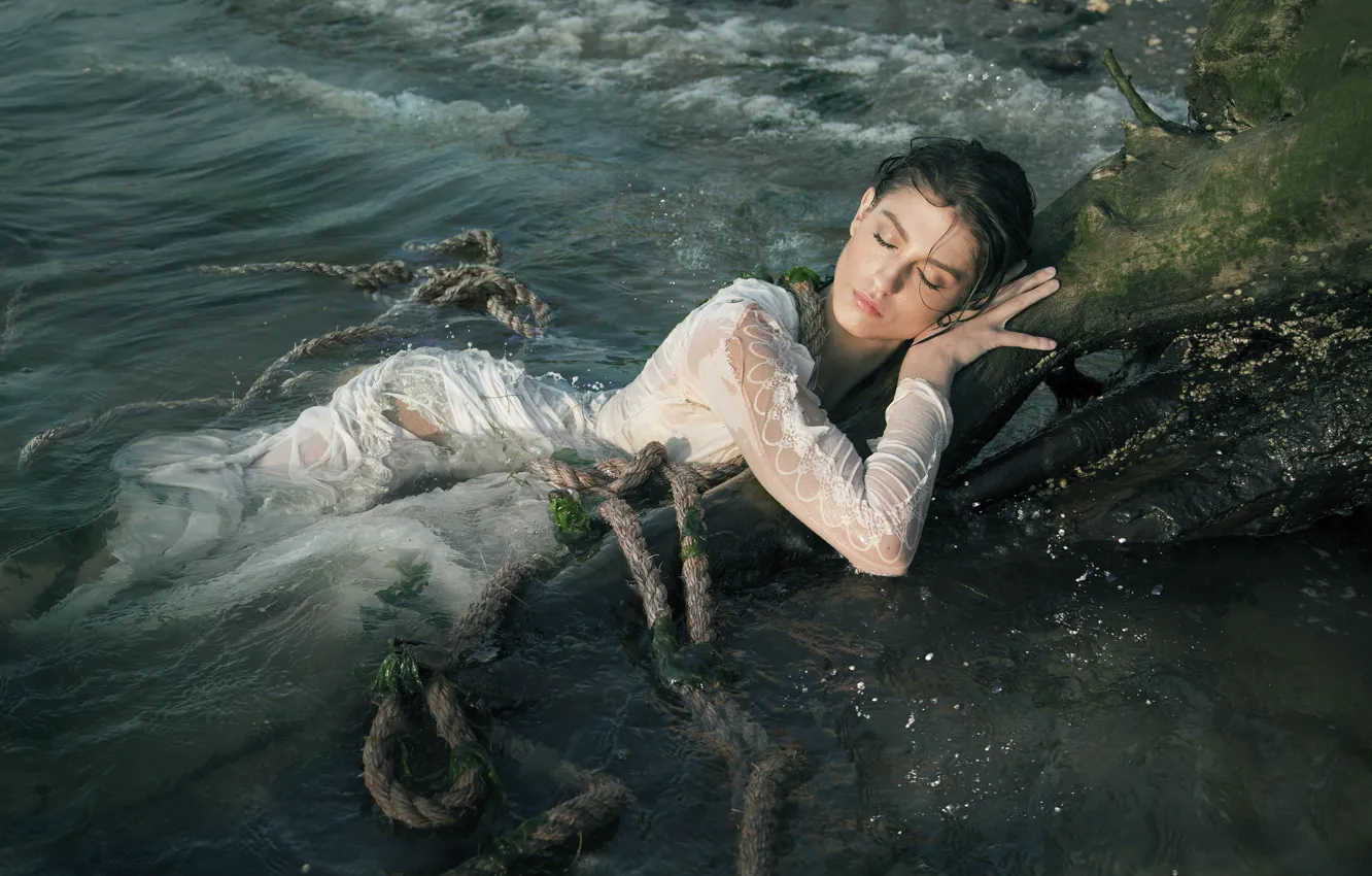 Photo wallpaper water, girl, the situation, rope, log