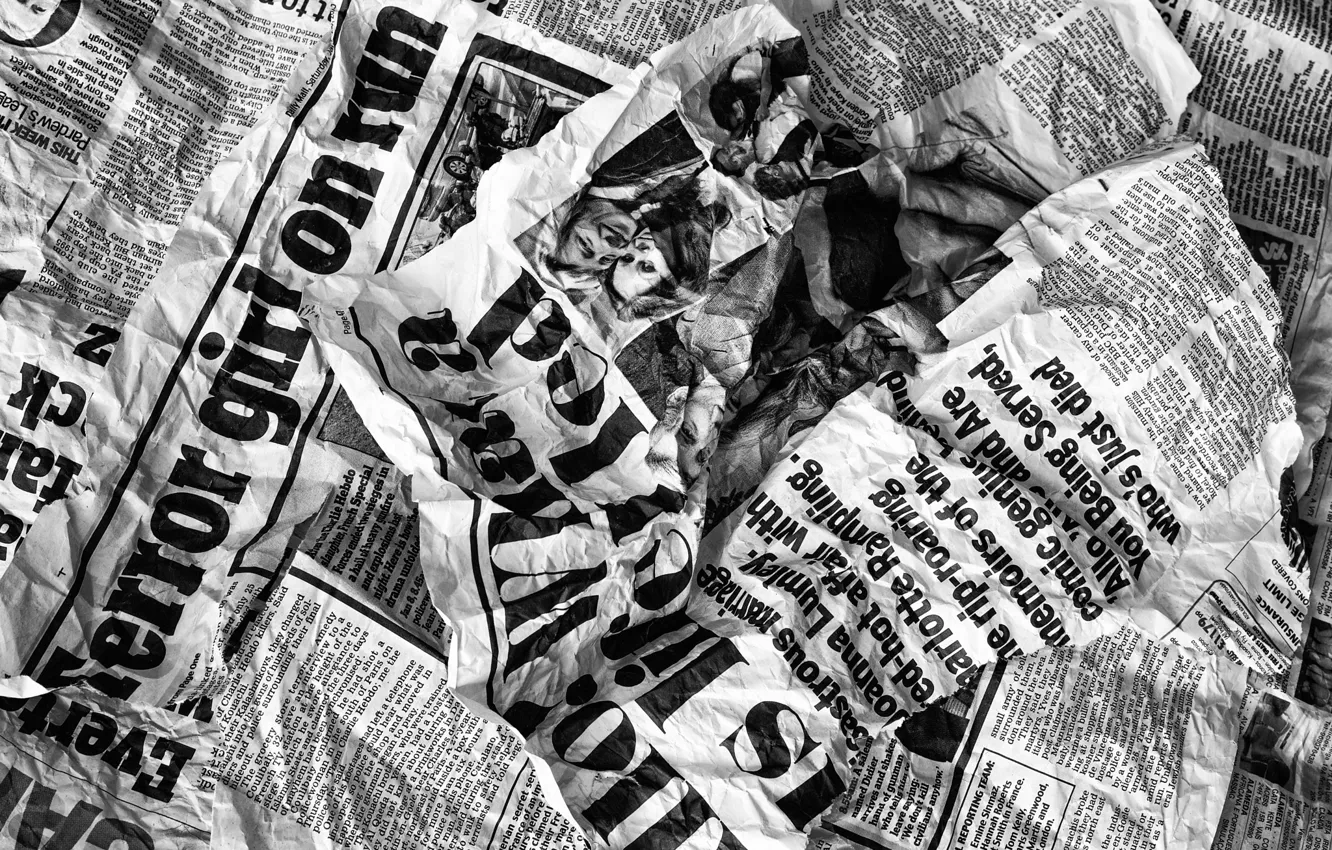 Photo wallpaper newspaper, fragment, Terror girl on run, Daily mail