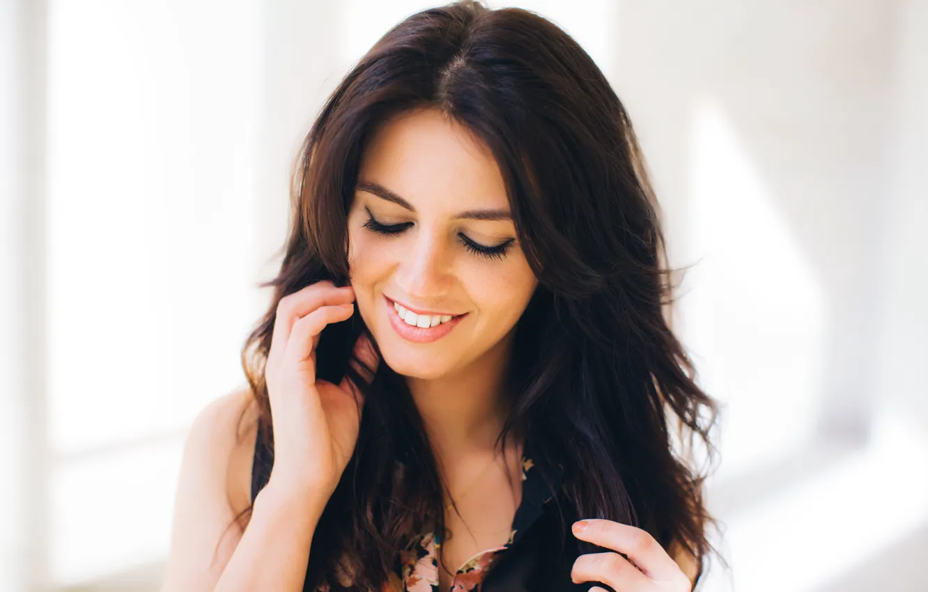 Photo wallpaper smile, brunette, Aurela Skandaj
