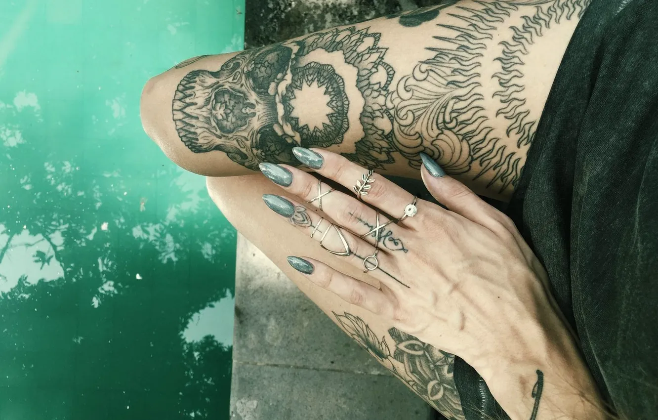 Photo wallpaper water, girl, tattoo, manicure, slender legs, tattoos on the legs, rings on the fingers, finger …
