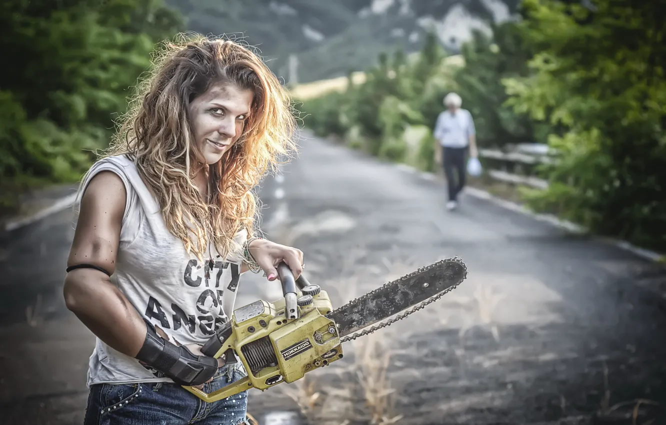 Photo wallpaper girl, the situation, chainsaw