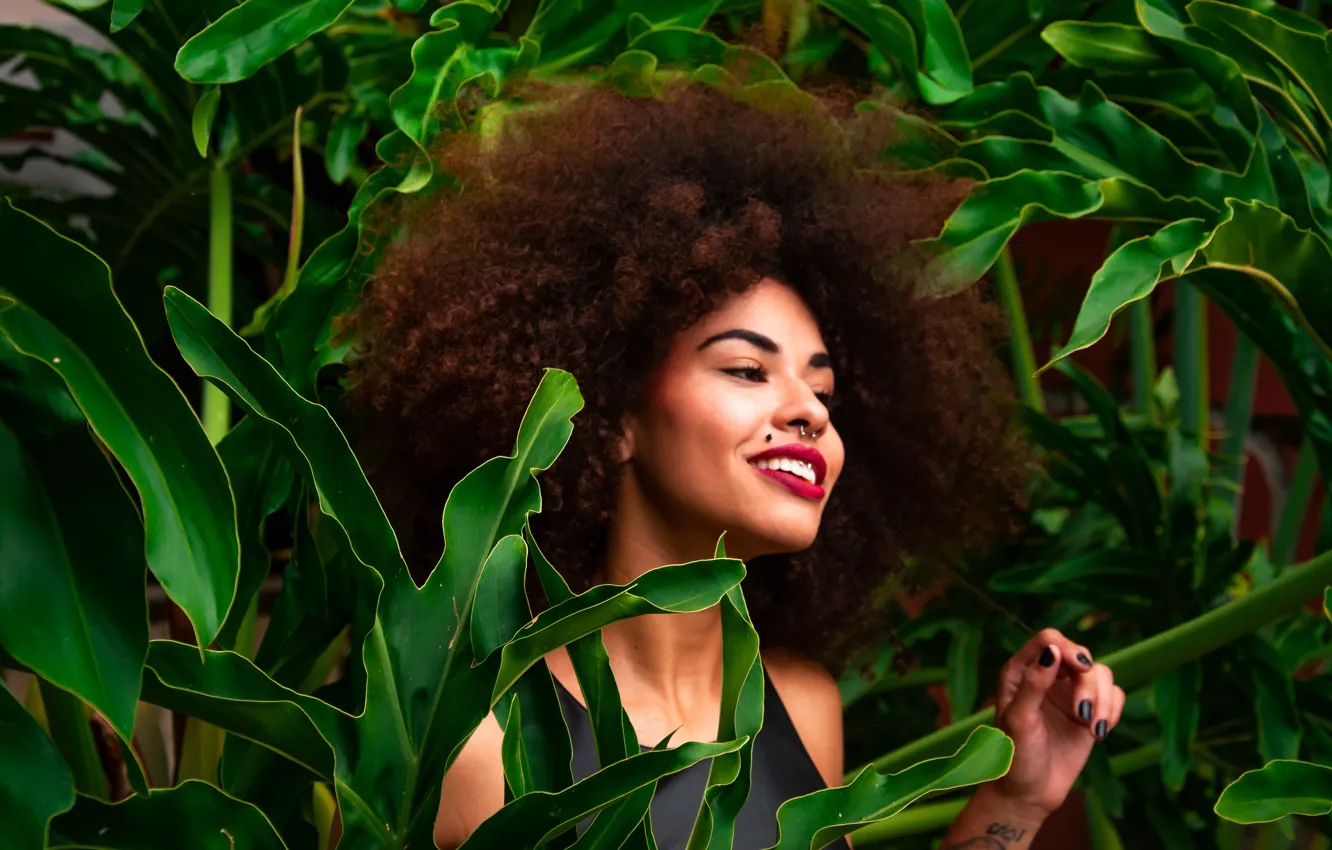 Photo wallpaper smile, foliage, Afro, manicure, cute girl, bright lipstick, big hairstyle