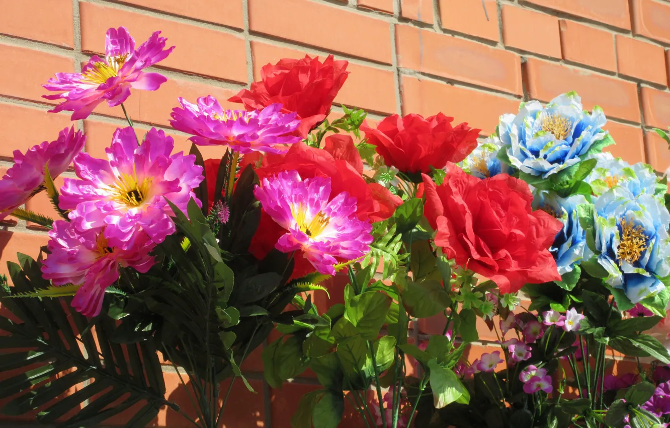 Photo wallpaper wall, brick, artificial flowers, spring 2018, Mamala ©