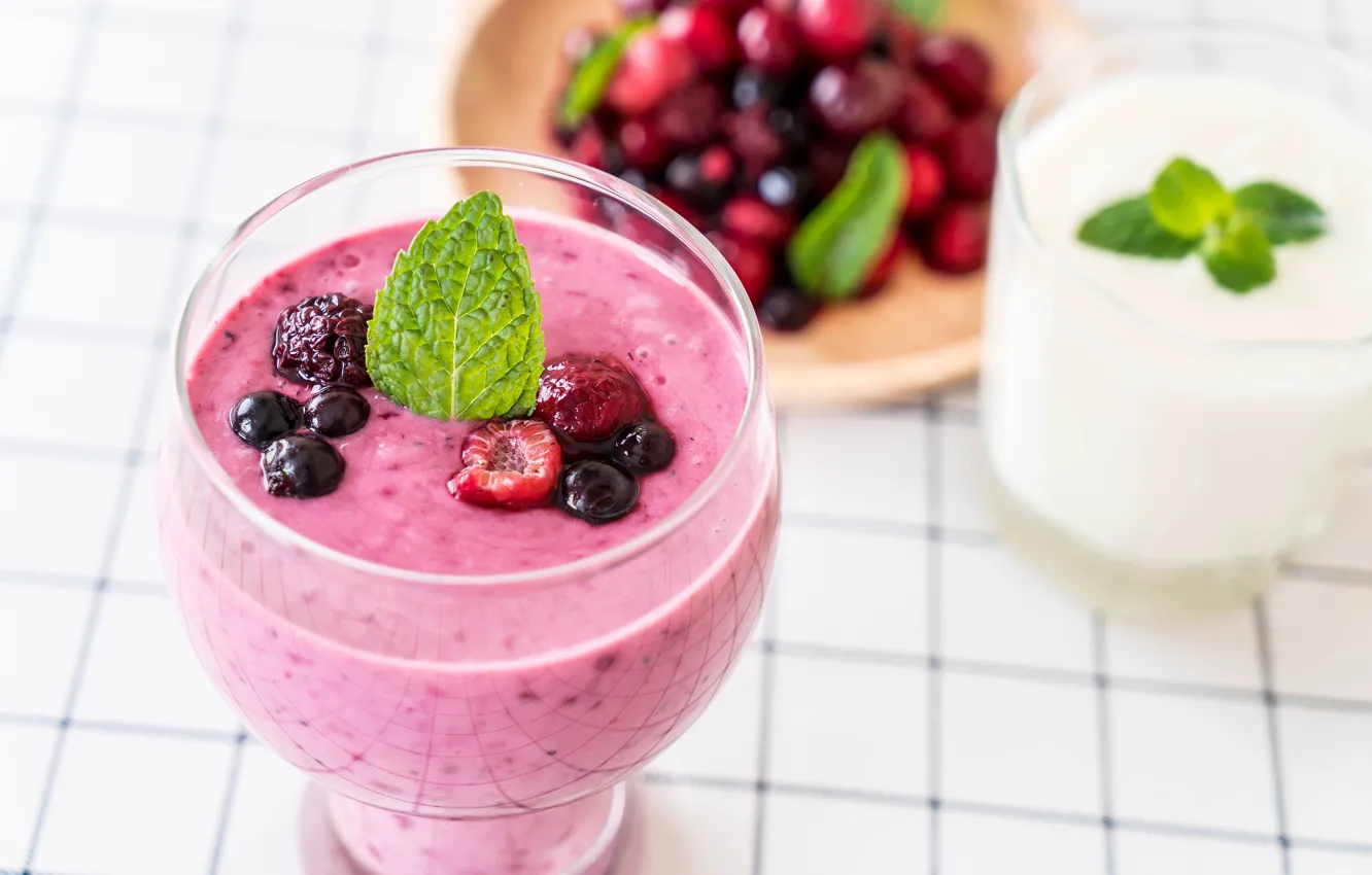 Photo wallpaper glass, berries, raspberry, mint, currants, smoothies