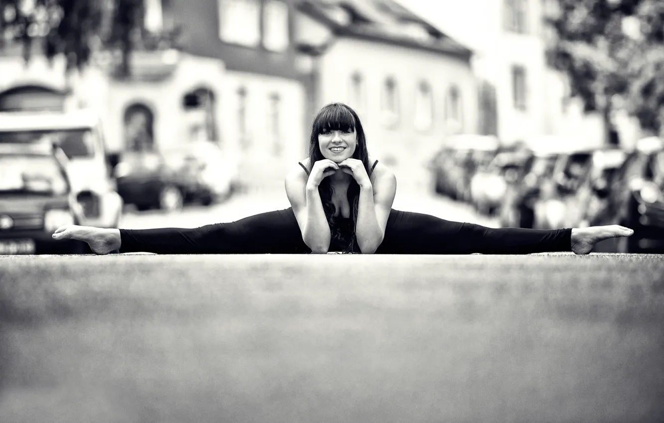 Photo wallpaper girl, the city, street, twine, stretching, barrier