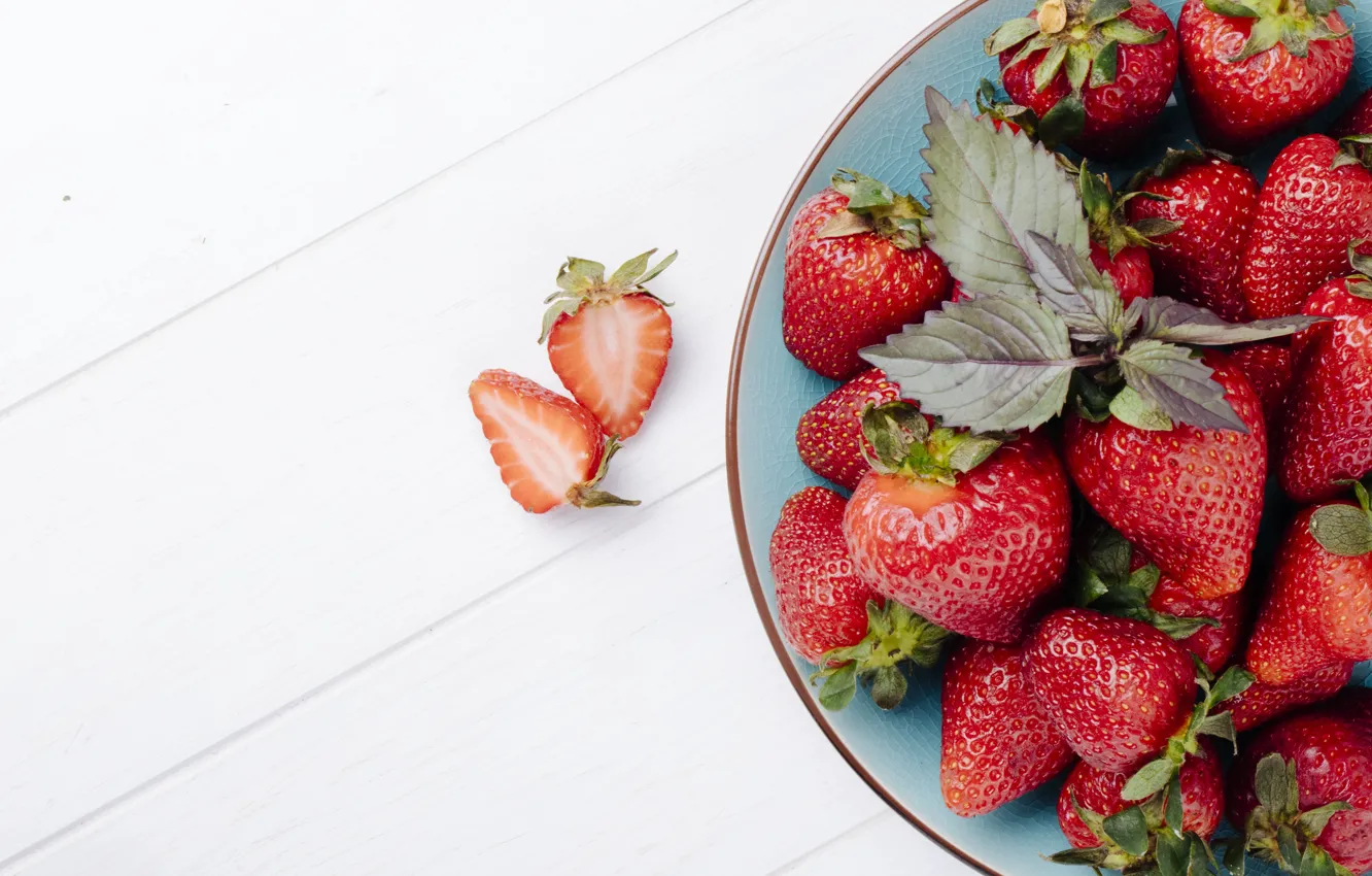 Photo wallpaper leaves, berries, table, Board, strawberry, plate, white background, slices