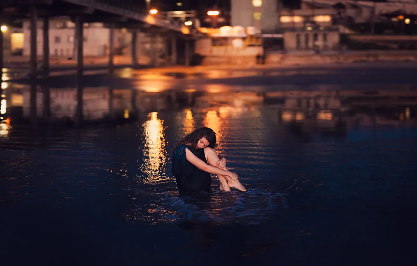 Photo wallpaper water, girl, lights, sitting