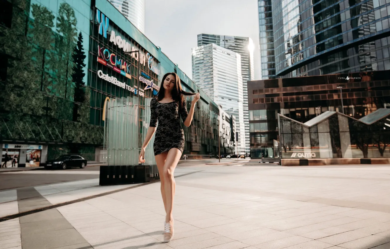 Photo wallpaper road, look, girl, the sun, the city, sexy, street, model