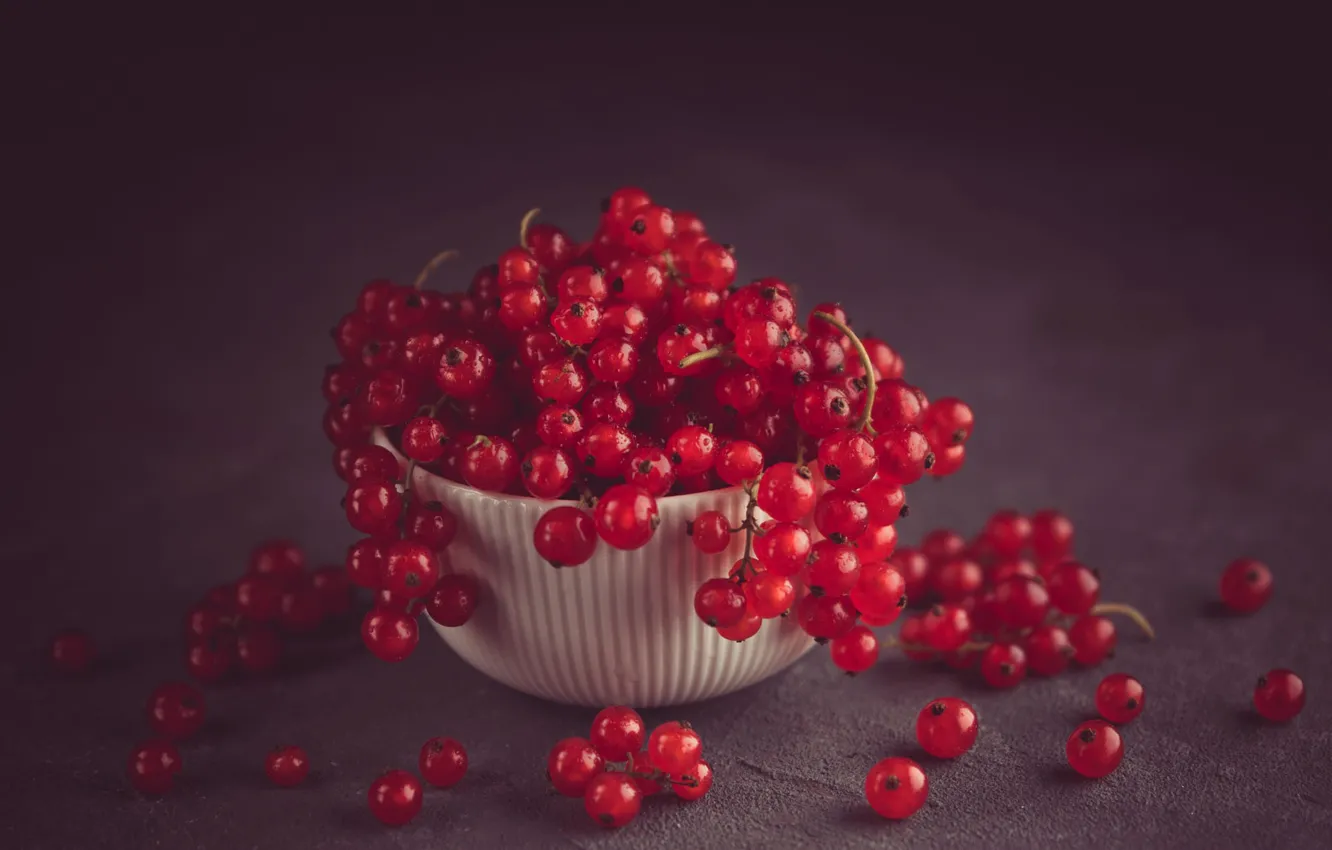Photo wallpaper red, berries, table, bowl, currants, bowl, red currant in a white bowl