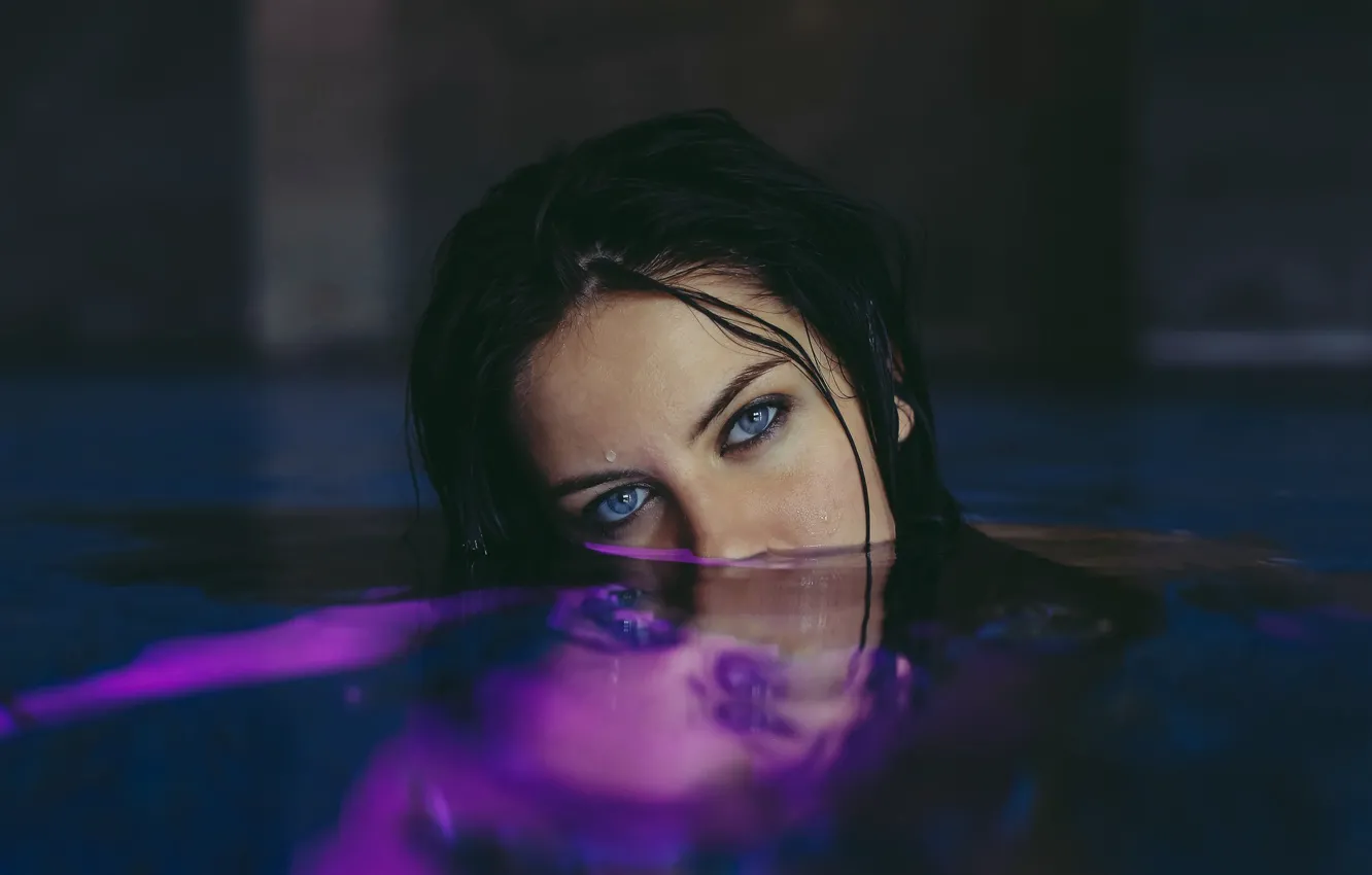 Photo wallpaper look, girl, light, reflection, model, portrait, pool, brunette