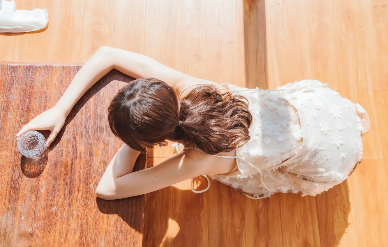 Photo wallpaper the sun, glass, pose, model, skirt, hands, hairstyle, blouse