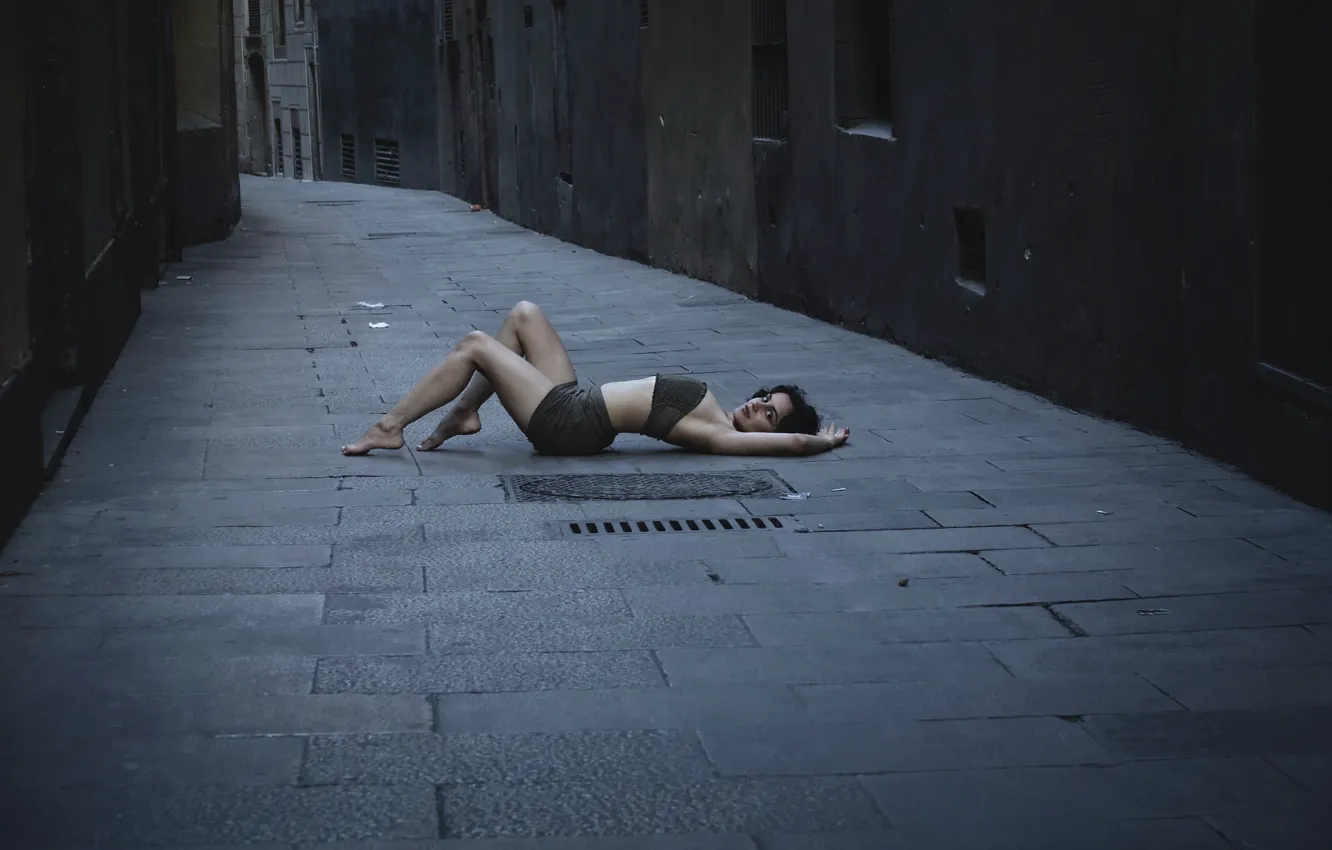 Photo wallpaper girl, street, lies