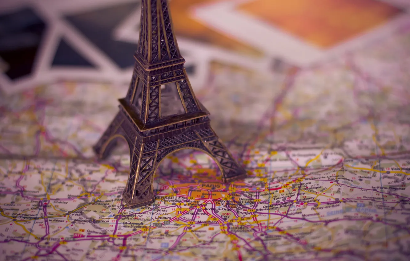Photo wallpaper Eiffel tower, Paris, map, photos, figurine