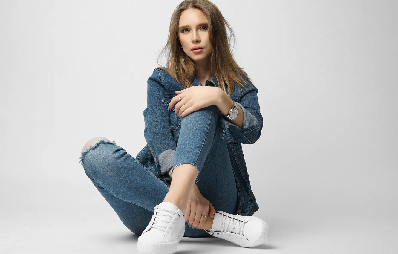 Photo wallpaper girl, pose, background, jeans, sneakers, dzhinsovka, Nikolay Khvatov