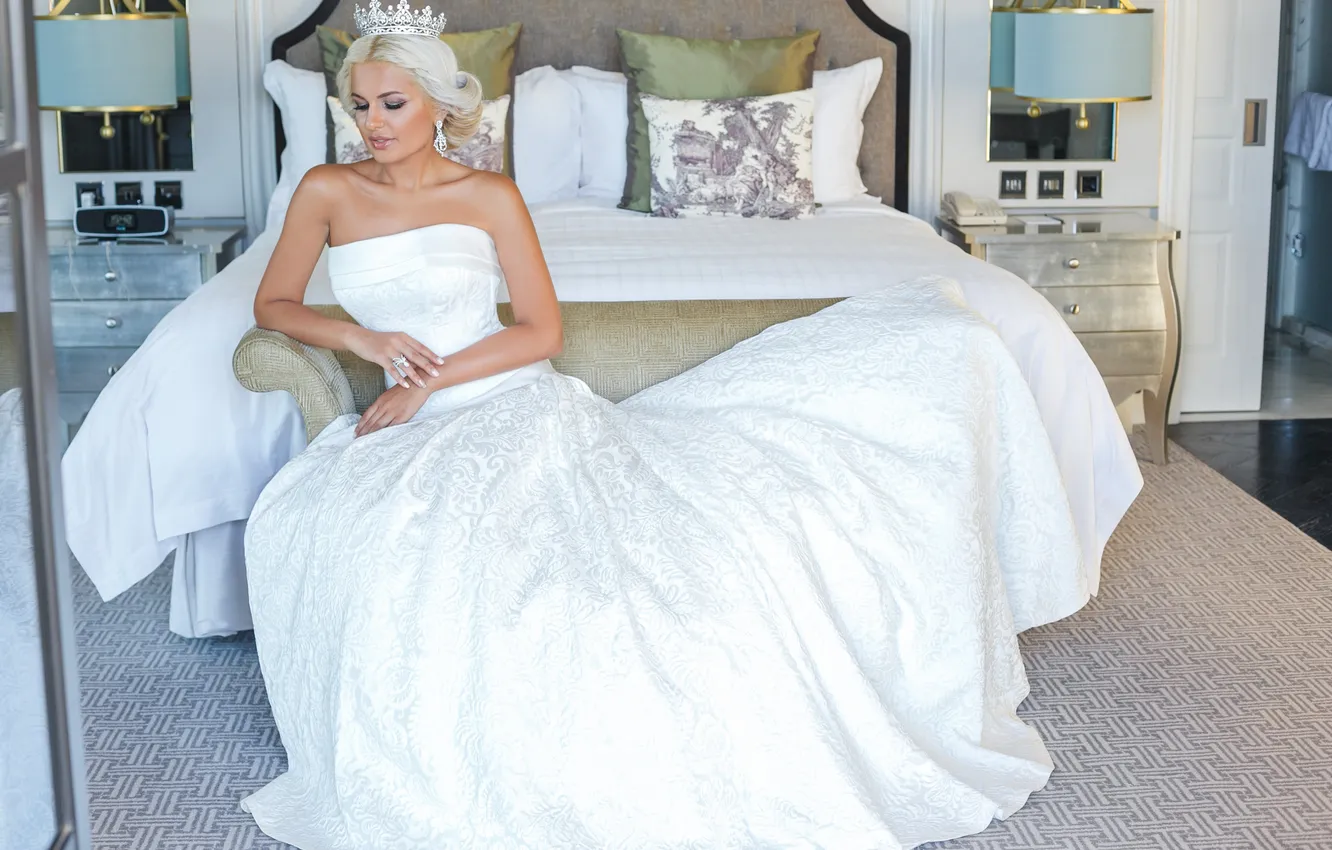 Photo wallpaper decoration, face, hair, crown, dress, hairstyle, beauty, bedroom